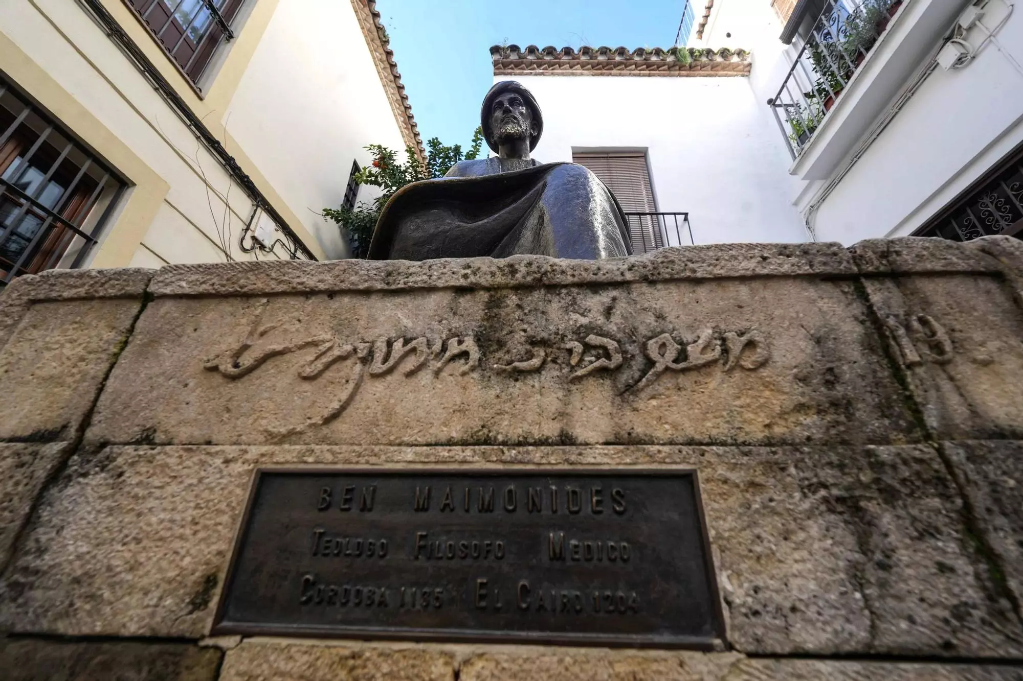 Escultura de Maimónides en la plaza de Tiberíades. / Rafa Alcaide/Efe