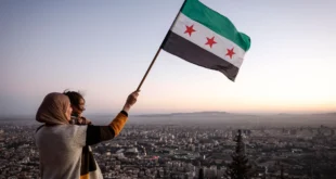 Una mujer y su hija observan Damasco con una bandera revolucionariaANTONIO PEDRO SANTOSAgencia EFE