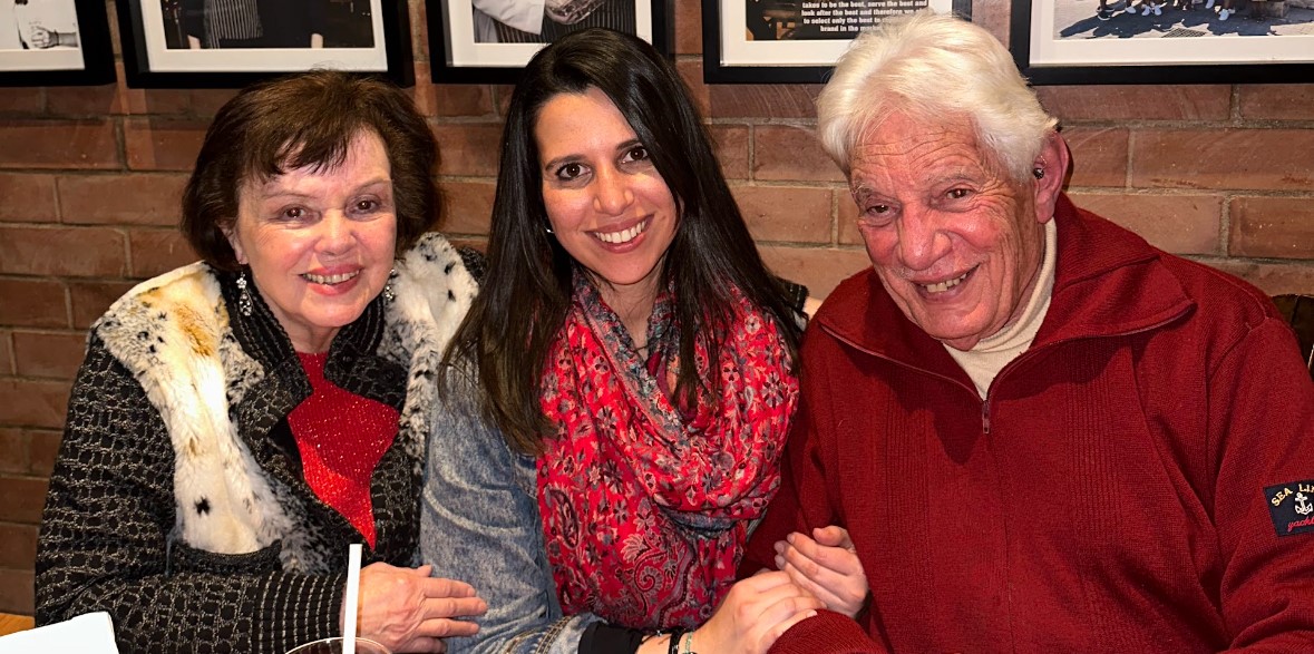 Natasha Bernstein al centro con sus abuelos Bellina y Victor Cadranel