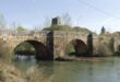 El puente histórico de Cea, con su castillo al fondo, uno de los iconos más reconocibles del pueblo leonés junto al río CeaAyuntamiento de Cea