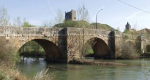 El puente histórico de Cea, con su castillo al fondo, uno de los iconos más reconocibles del pueblo leonés junto al río CeaAyuntamiento de Cea