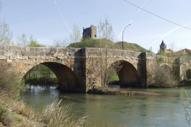 El puente histórico de Cea, con su castillo al fondo, uno de los iconos más reconocibles del pueblo leonés junto al río CeaAyuntamiento de Cea