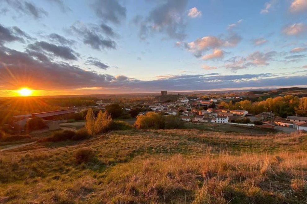 Cea al atardecer, con su castillo dominando el paisaje sobre las lomas junto al río que da nombre a la villa@cea.leon