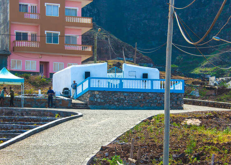El cementerio de Ponta do Sol en la isla de Santo Antão, Cabo Verde, tras su restauración en 2018. Cortesía del Proyecto de Patrimonio Judío de Cabo Verde.