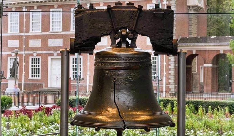 La Campana de la Libertad fue traída de Inglaterra por la compañía naviera Levy and Franks. Inscripción en la corona: «Proclamad la libertad en toda la tierra a todos sus habitantes». Levítico 25:10. Foto: Servicio de Parques Nacionales.