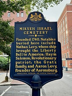 Cementerio Mikveh Israel; Foto de la lápida por Nick-philly - Trabajo propio, CC BY-SA 4.0,