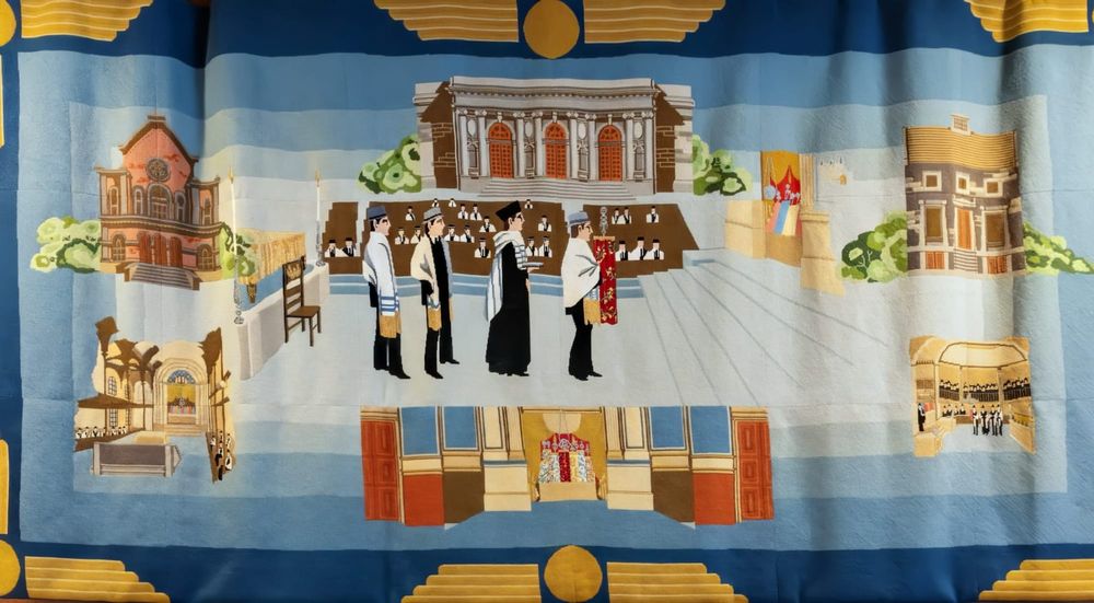 Tapiz que muestra una procesión de regreso con la Torá, un elemento característico de la tradición hispano-portuguesa. También se muestran edificios de sinagogas anteriores.