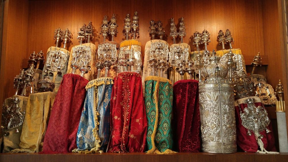 En el Hekhal (Arca) hay 20 rollos de la Torá, el más antiguo de los cuales data de 1761 según la tradición.