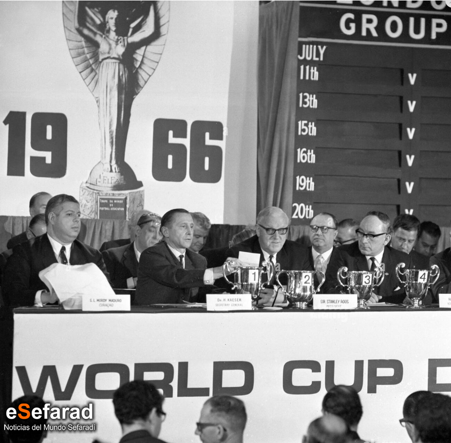El sorteo de la Copa Mundial se realizó en el Hotel Royal Garden de Kensington. En la foto, el Sr. SL Mordy Maduro (izquierda), representante de Curazao en el Comité Organizador de la Copa Mundial, saca los papeles de un vaso cubierto con una toalla. También se encuentran presentes en la mesa Helmut Kaeser, Secretario General de la FIFA; Sir Stanley Rous, Presidente de la FIFA; Harry H Cavan, representante de Irlanda del Norte en el Comité Organizador; y el Conde de Harewood.