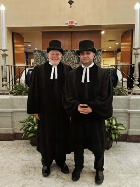 Rabino emérito Albert Gabbai y rabino Yosef Zarnighian de Mikveh Israel