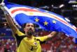 Vozinha, el portero de Cabo Verde, ondea la bandera nacional tras el empate 0-0 contra España. Foto de Buda Mendes/Getty Images