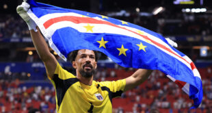 Vozinha, el portero de Cabo Verde, ondea la bandera nacional tras el empate 0-0 contra España. Foto de Buda Mendes/Getty Images