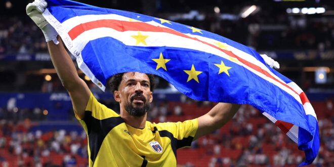 Vozinha, el portero de Cabo Verde, ondea la bandera nacional tras el empate 0-0 contra España. Foto de Buda Mendes/Getty Images