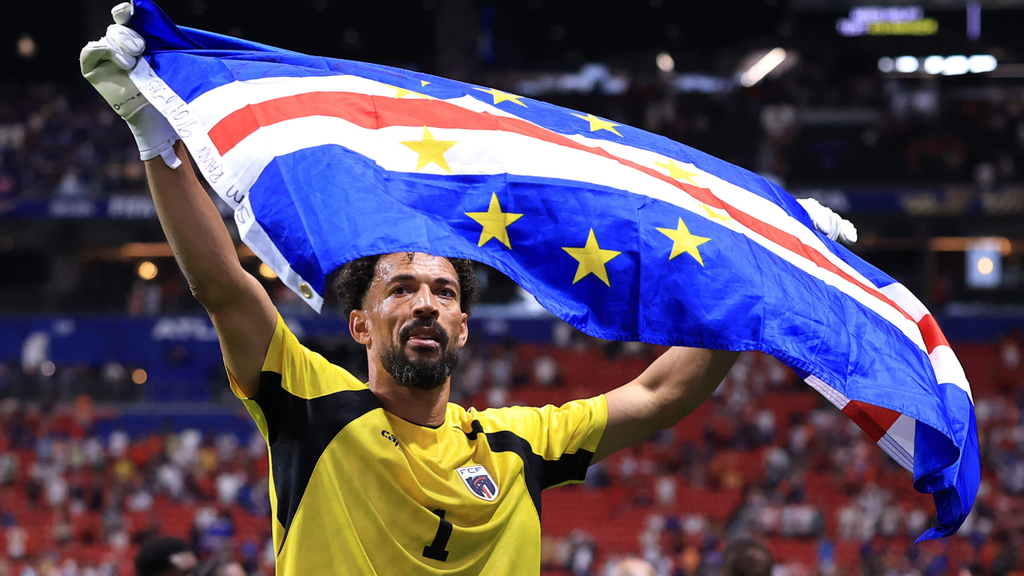 Vozinha, el portero de Cabo Verde, ondea la bandera nacional tras el empate 0-0 contra España. Foto de Buda Mendes/Getty Images