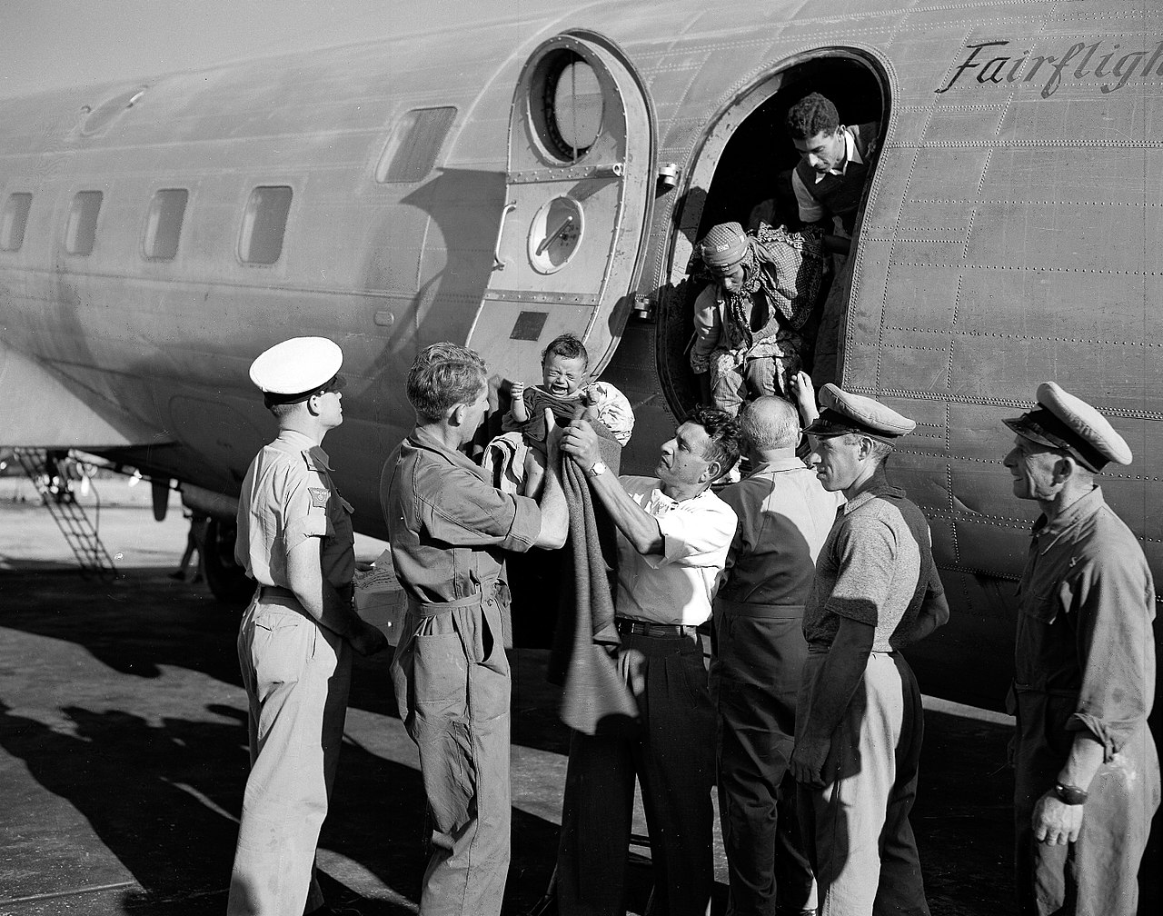Representantes de la Agencia Judía reciben a inmigrantes yemeníes a su llegada al aeropuerto de Lod en 1949.