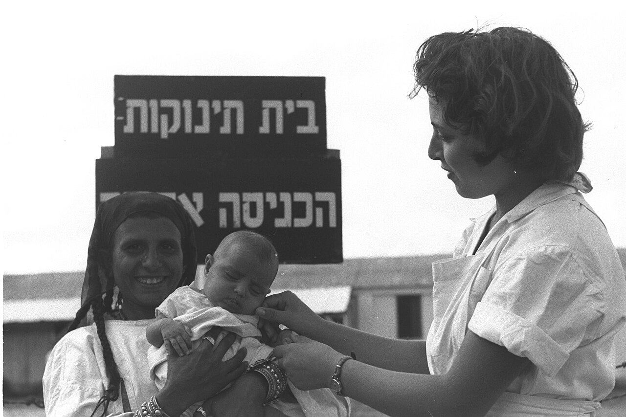 Enfermera con madre yemení y su hijo en el kibutz Ein Shemer en 1950.