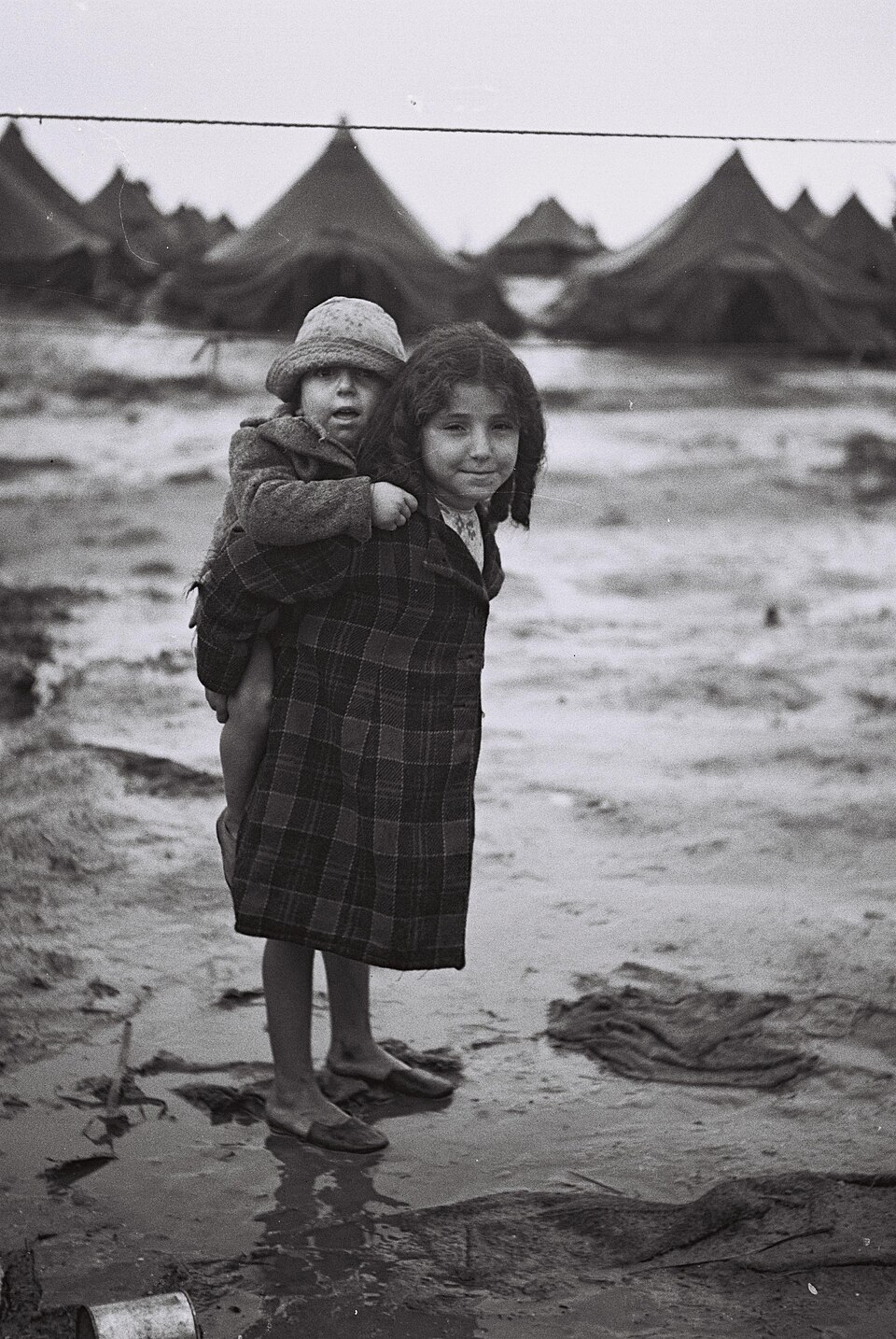 Una joven yemení cargando a su hermano en el campo de Beit Lid en 1950.
