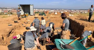 Grupo de arqueólogos trabajando en la campaña de El Castro de los Judíos en León. Asentamiento sefardí donde se han identificado restos prerromanos. (Universidad de León)