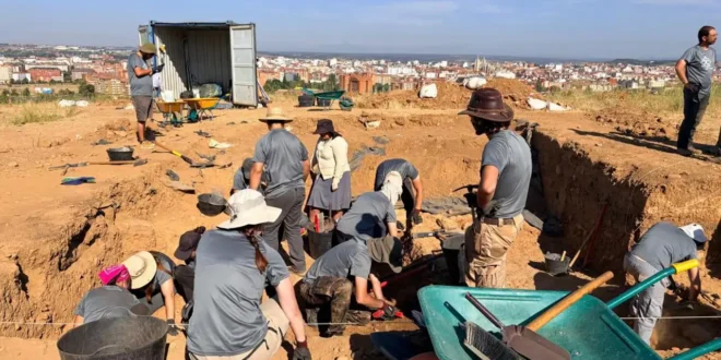 Grupo de arqueólogos trabajando en la campaña de El Castro de los Judíos en León. Asentamiento sefardí donde se han identificado restos prerromanos. (Universidad de León)