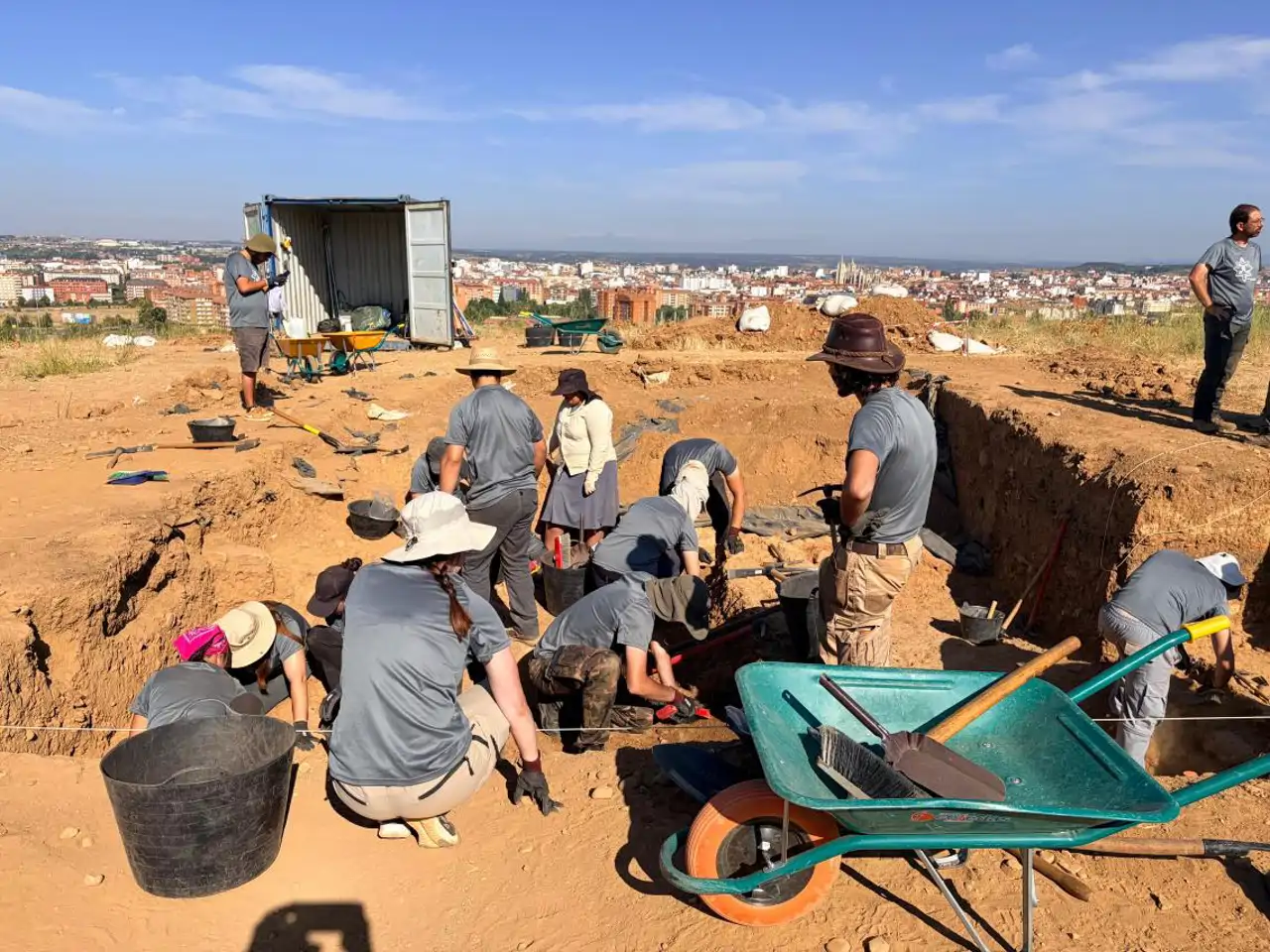 Grupo de arqueólogos trabajando en la campaña de El Castro de los Judíos en León. Asentamiento sefardí donde se han identificado restos prerromanos. (Universidad de León)