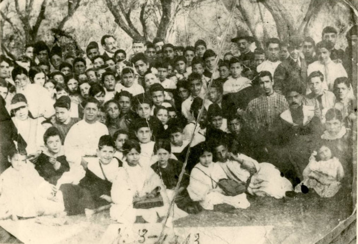 Foto de grupo tomada en una celebración de bar mitzvá en Fez en 1943.Colección Magnes de Arte y Vida Judía a través de Flickr bajo licencia CC BY-NC-SA 2.0 DEED