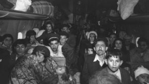 Un avión lleno de judíos iraquíes fotografiado a su llegada al aeropuerto de Lod a principios de 1951 (Crédito: Teddy Brauner/GPO)