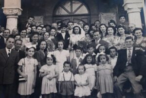 Familia judía libanesa en la sinagoga Maghen Abraham en Beirut.