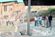 Las autoridades muestran a Hayón Cohen los restos de la judería del barrio de Alcalá junto a la ermita de San Clemente, en el castillo. (Ayto.)