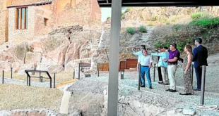 Las autoridades muestran a Hayón Cohen los restos de la judería del barrio de Alcalá junto a la ermita de San Clemente, en el castillo. (Ayto.)