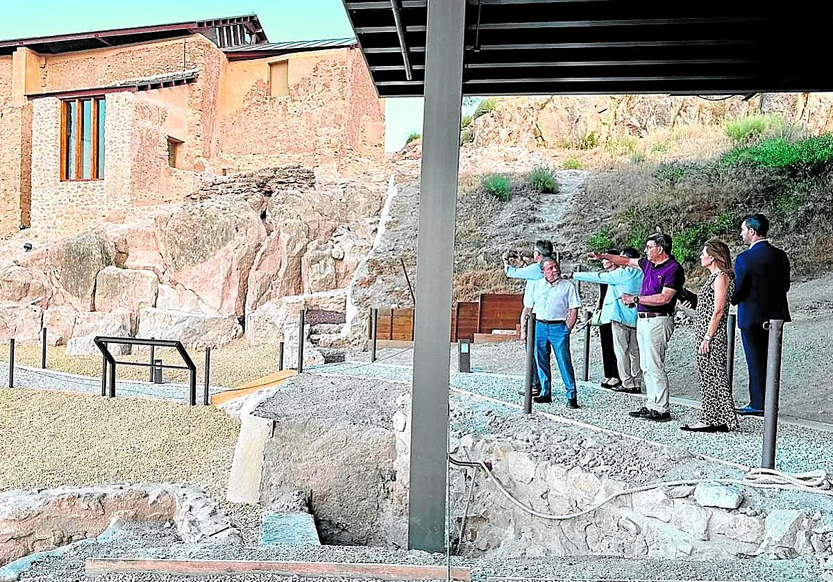 Las autoridades muestran a Hayón Cohen los restos de la judería del barrio de Alcalá junto a la ermita de San Clemente, en el castillo. (Ayto.)