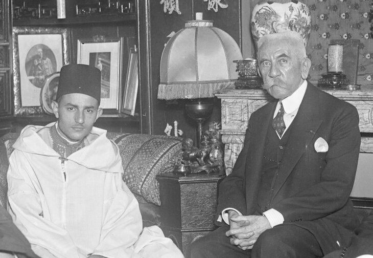 El joven sultán sentado con el ex residente general francés, Hubert Lyautey, en 1930.