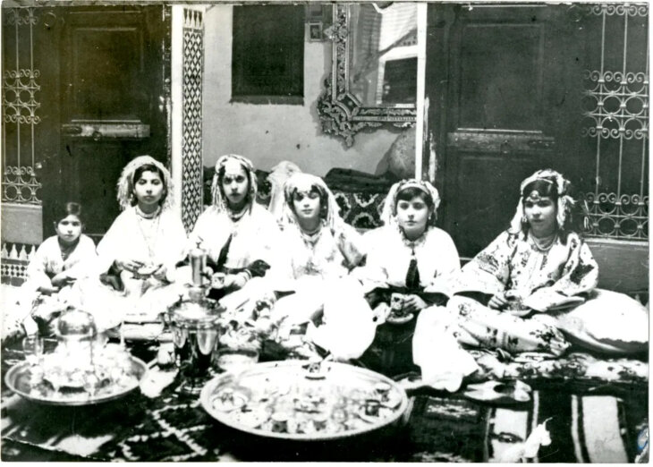 Retrato grupal de mujeres judías marroquíes tomando té, circa 1940-1950.Colección Magnes de Arte y Vida Judía a través de Flickr bajo licencia CC BY-NC-SA 2.0 DEED