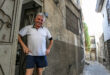 Bakhour Chamntoub posa frente a su casa en el barrio judío de la ciudad vieja de Damasco. Foto de Louai Beshara/AFP