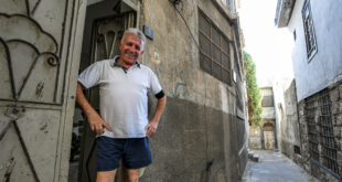 Bakhour Chamntoub posa frente a su casa en el barrio judío de la ciudad vieja de Damasco. Foto de Louai Beshara/AFP