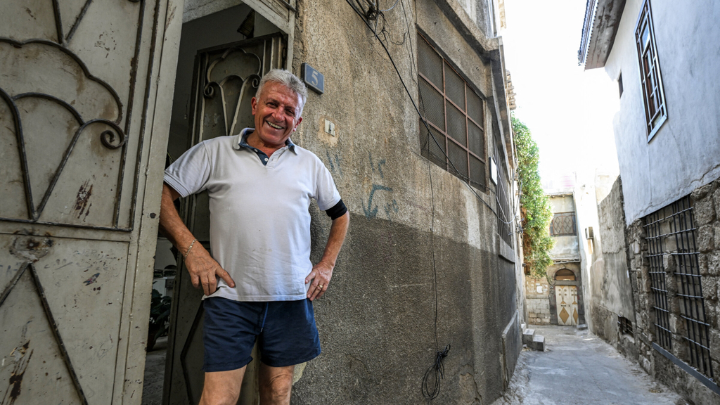 Bakhour Chamntoub posa frente a su casa en el barrio judío de la ciudad vieja de Damasco. Foto de Louai Beshara/AFP