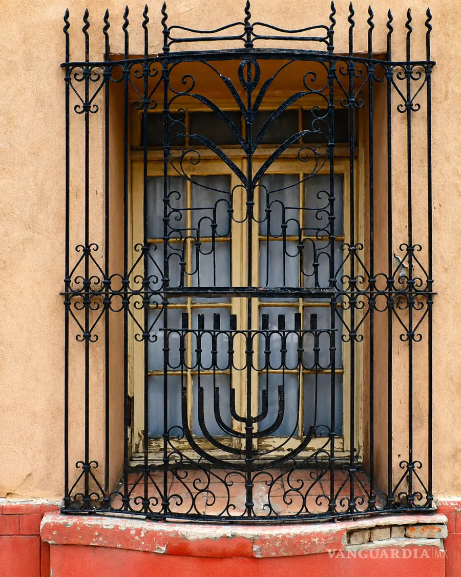Representación de menorá de nueve brazos en la herrería de una ventana en el Centro Histórico de Saltillo. Calle Ramos.Fotografía de Alejandro Pérez Cervantes y Argelia Isabel Dávila del Bosque