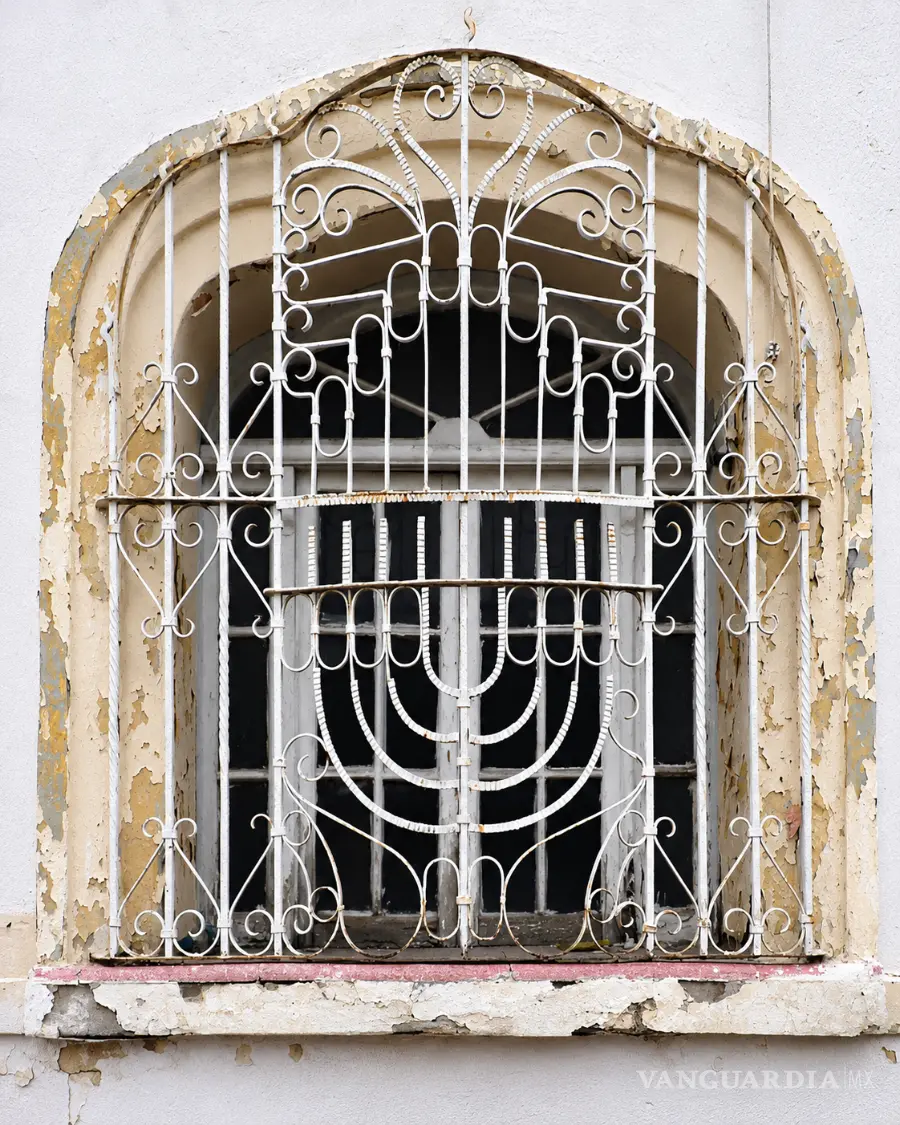 Representación de menorá de siete brazos en la herrería de una ventana en el Centro Histórico de Saltillo. Calle Comandante Leza. Diciembre de 2024Fotografía de Alejandro Pérez Cervantes y Argelia Isabel Dávila del Bosque