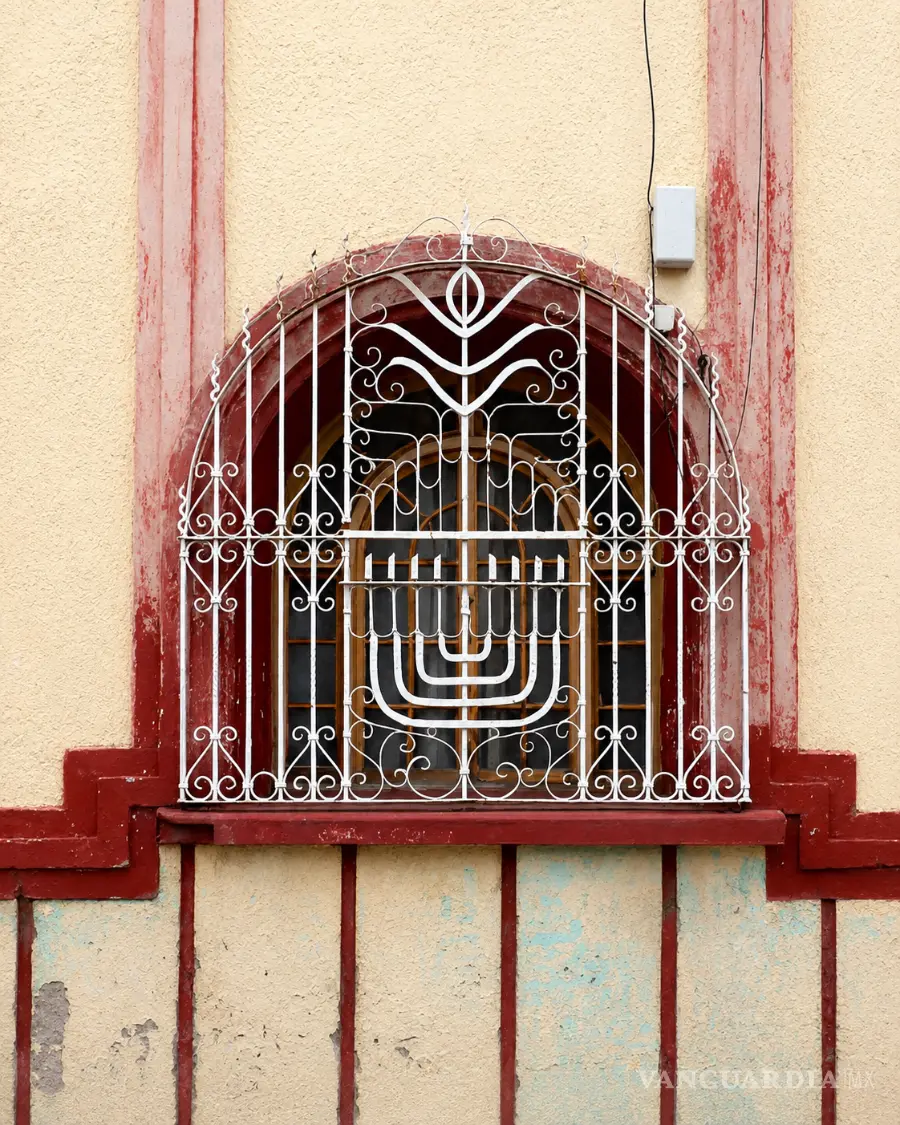 Representación de menorá de nueve brazos o Janucá en la herrería de una ventana en el Centro Histórico de Saltillo. Calle Bravo. Enero 2025.Fotografía de Alejandro Pérez Cervantes y Argelia Isabel Dávila del Bosque
