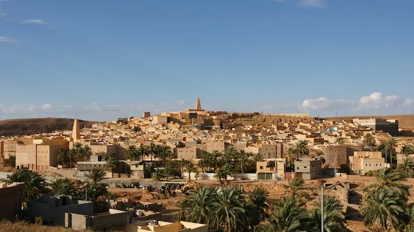 Una vista de Ghardaia hoy. (Daggett.fr, CC BY-SA 2.0 <https://creativecommons.org/licenses/by-sa/2.0>, vía Wikimedia Commons)