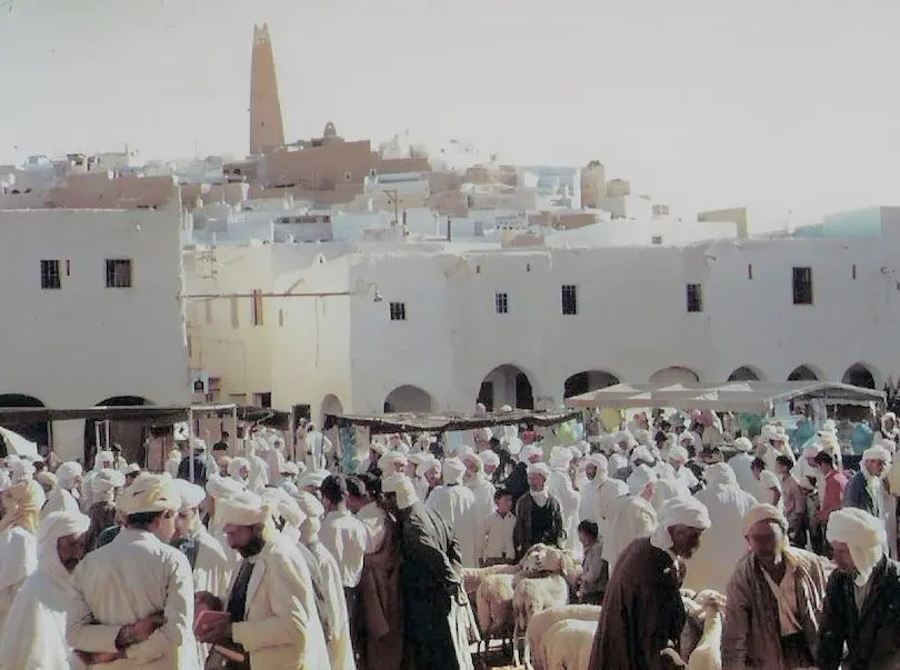 Mercado en la plaza principal, Ghardaia, Argelia (Wikipedia, Peterfitzgerald )