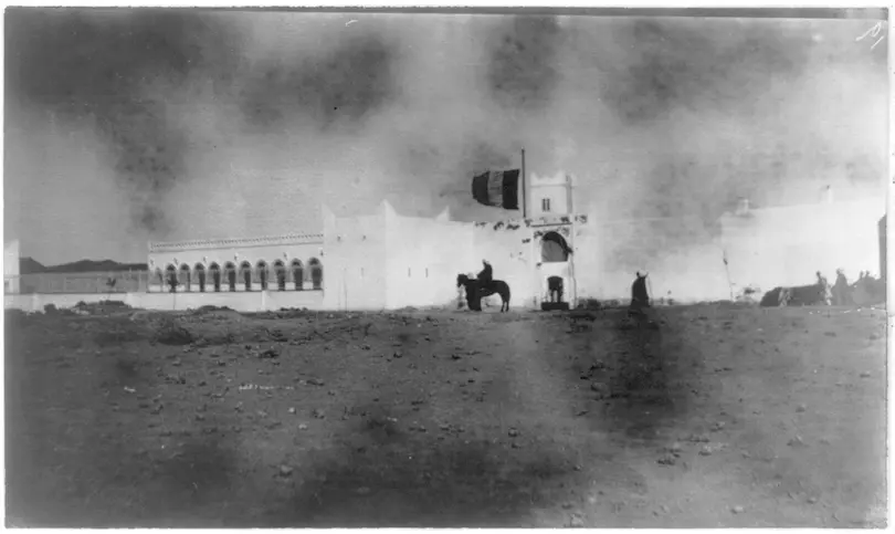 Fuerte en el desierto del Sahara con bandera francesa. Biblioteca del Congreso, dominio público, vía Wikimedia Commons.