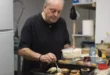 Chema Dapena preparando los dulces que ofrecerá en La Tahona del Camino. | Martiño Pinal