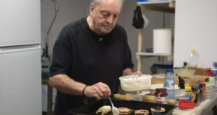 Chema Dapena preparando los dulces que ofrecerá en La Tahona del Camino. | Martiño Pinal