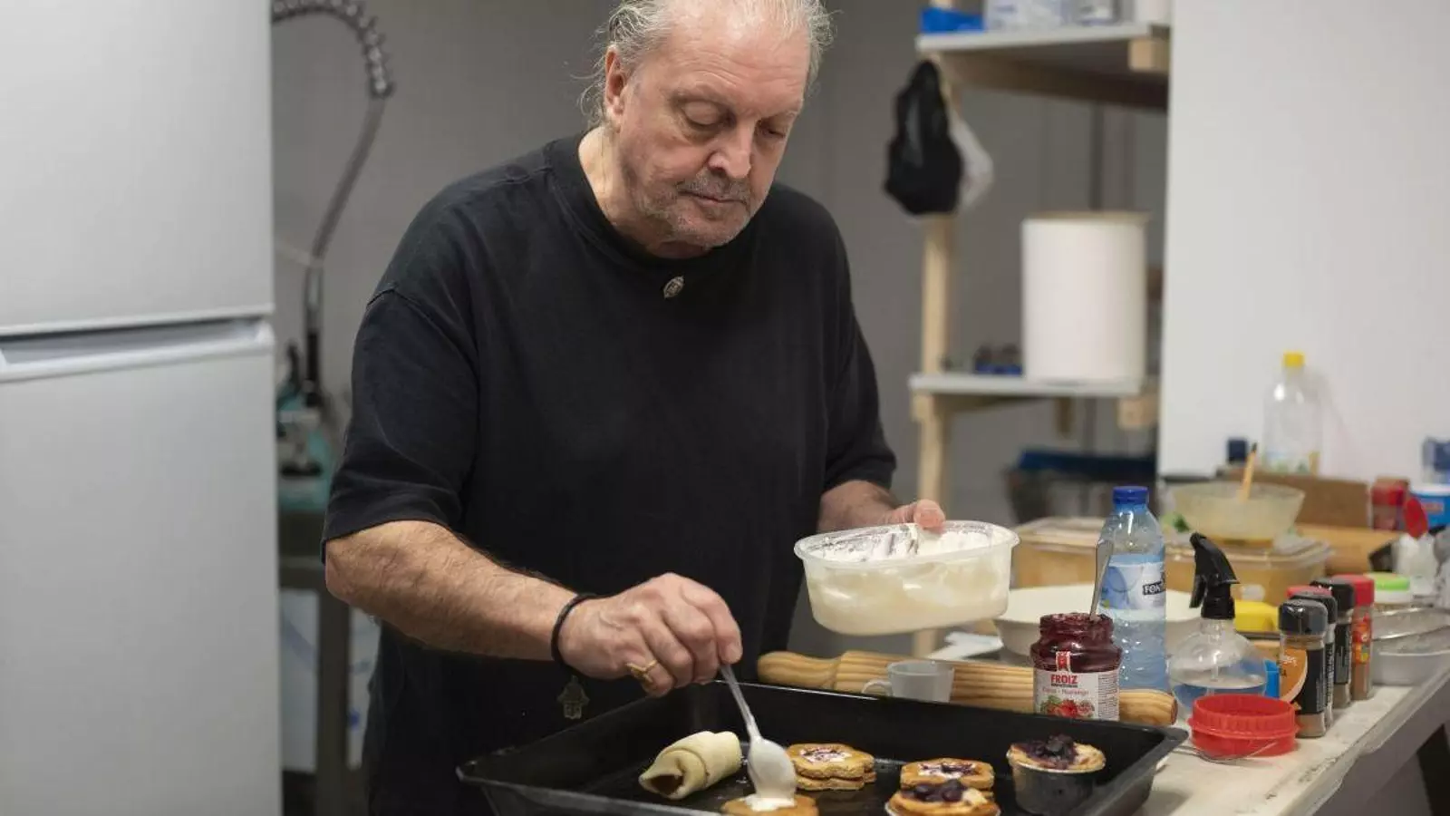 Chema Dapena preparando los dulces que ofrecerá en La Tahona del Camino. | Martiño Pinal